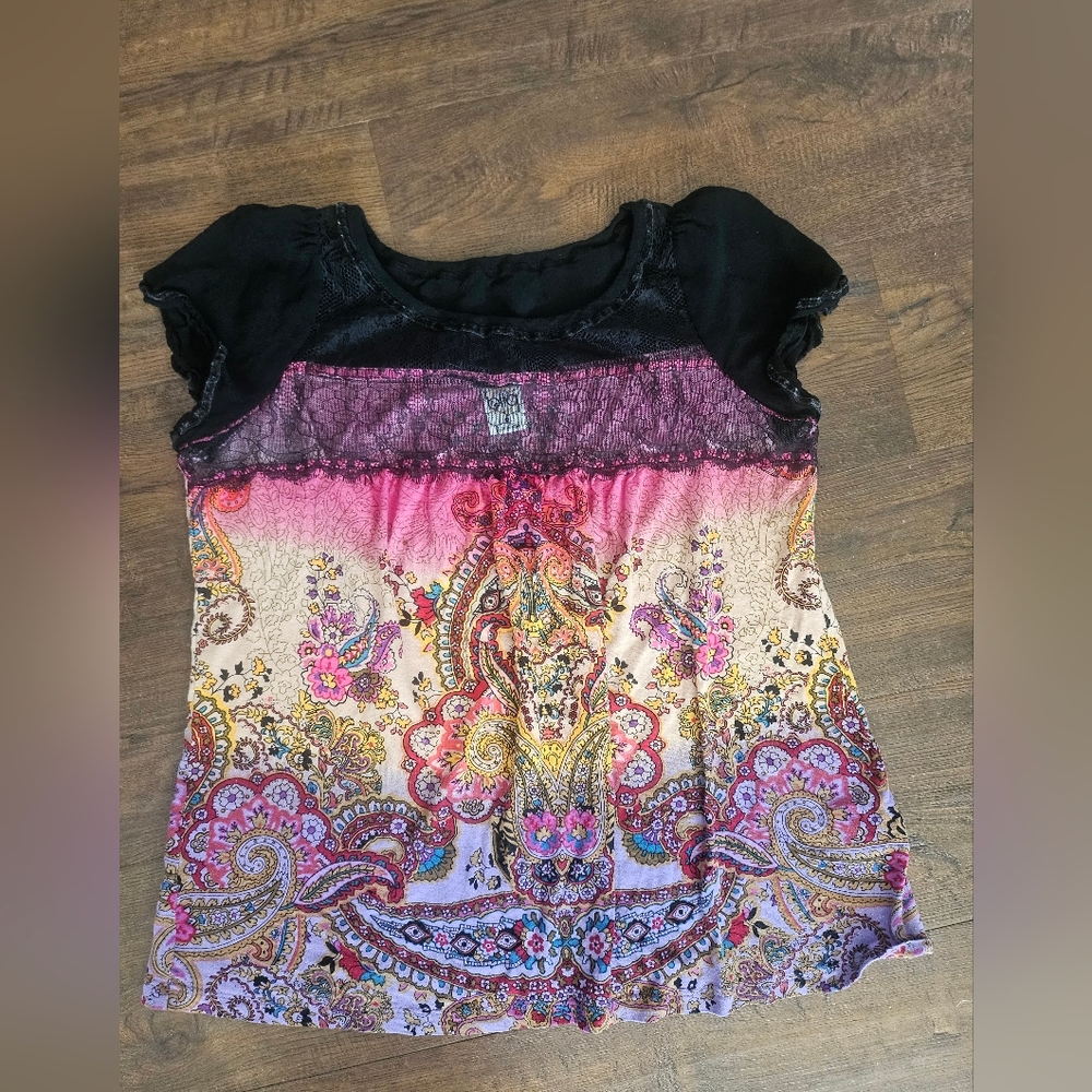 Y2K Bila paisley print top with black lace trim and ruffle sleeves. Size: S